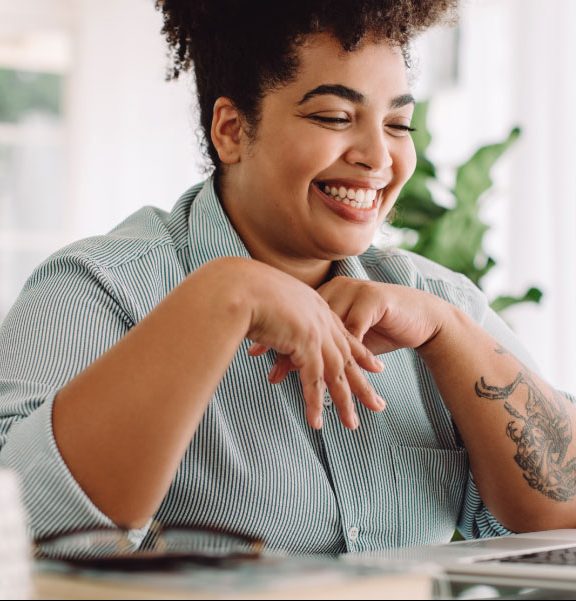 A professional enjoys her work day as she reaps the benefits of pursuing her passive income ideas.