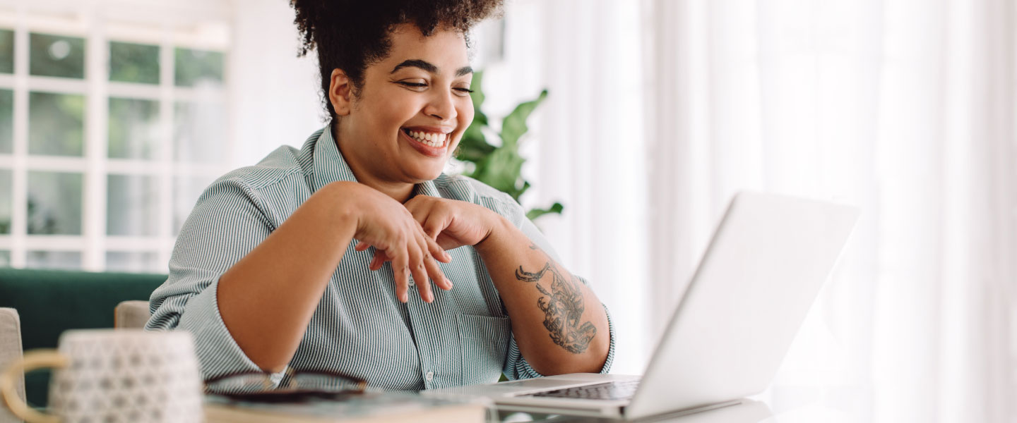 A professional enjoys her work day as she reaps the benefits of pursuing her passive income ideas.