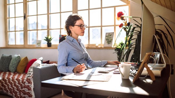 woman-working-on-computer