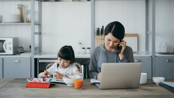 mom-daughter-at-table