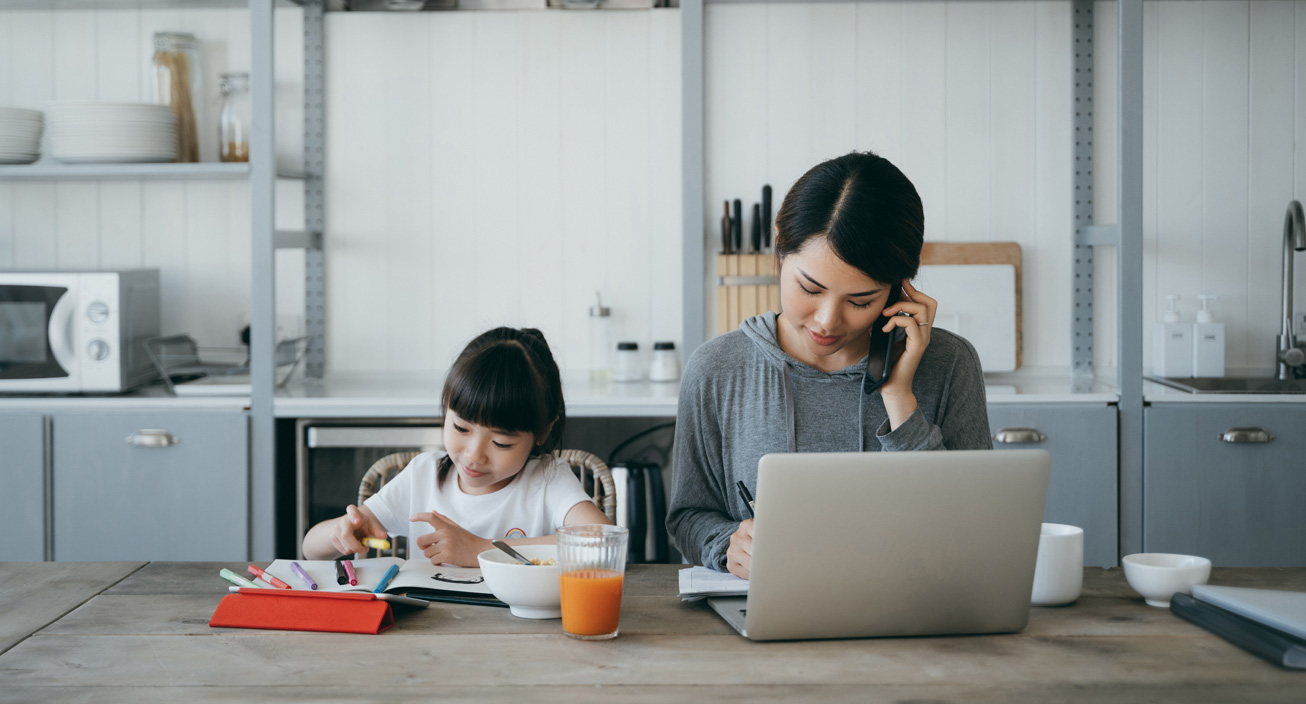 mom-daughter-at-table