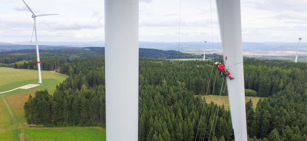 wind-turbine-technician-inspection