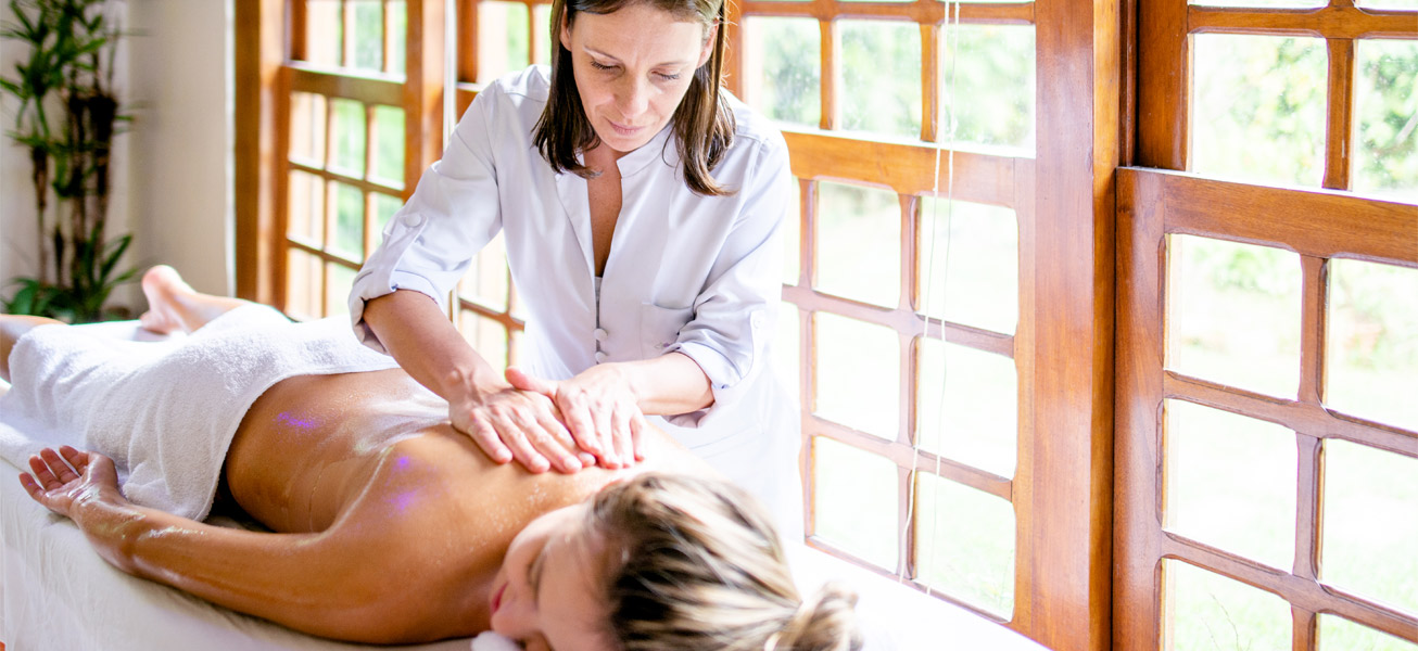 massage-therapist-soothing-working-women-table