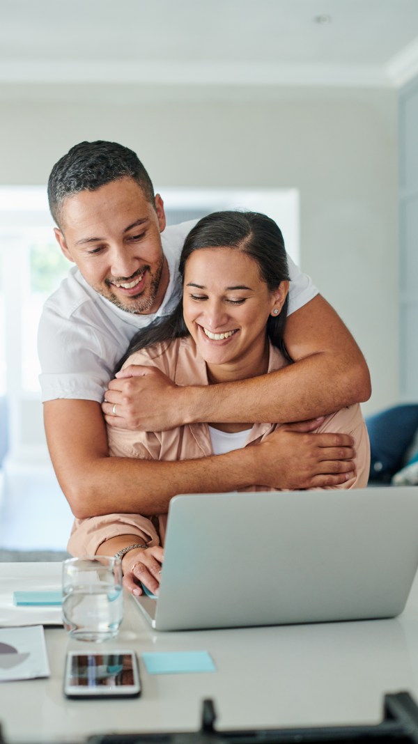 couple-discusses-split-expenses